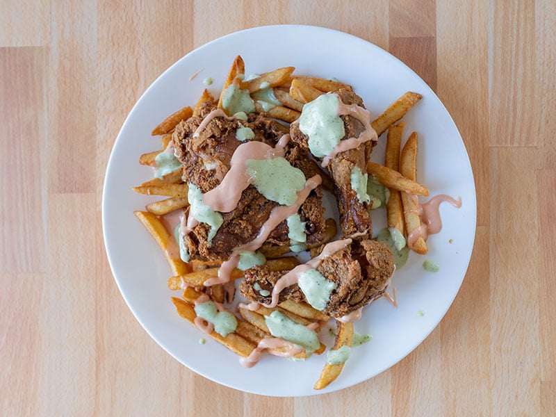 Curry Fried Chicken - friterad kyckling och pommes frites i sås